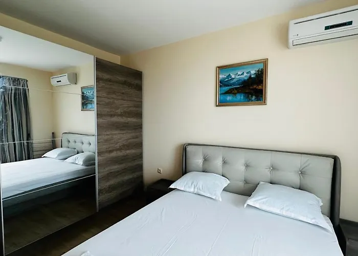 Chateau Del Marina Complex 아파트호텔 네세부르