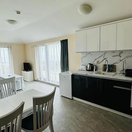 מלון דירות Chateau Del Marina Complex נסבר