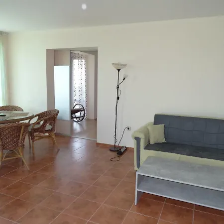 מלון דירות Chateau Del Marina Complex נסבר