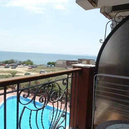 מלון דירות Chateau Del Marina Complex 4*